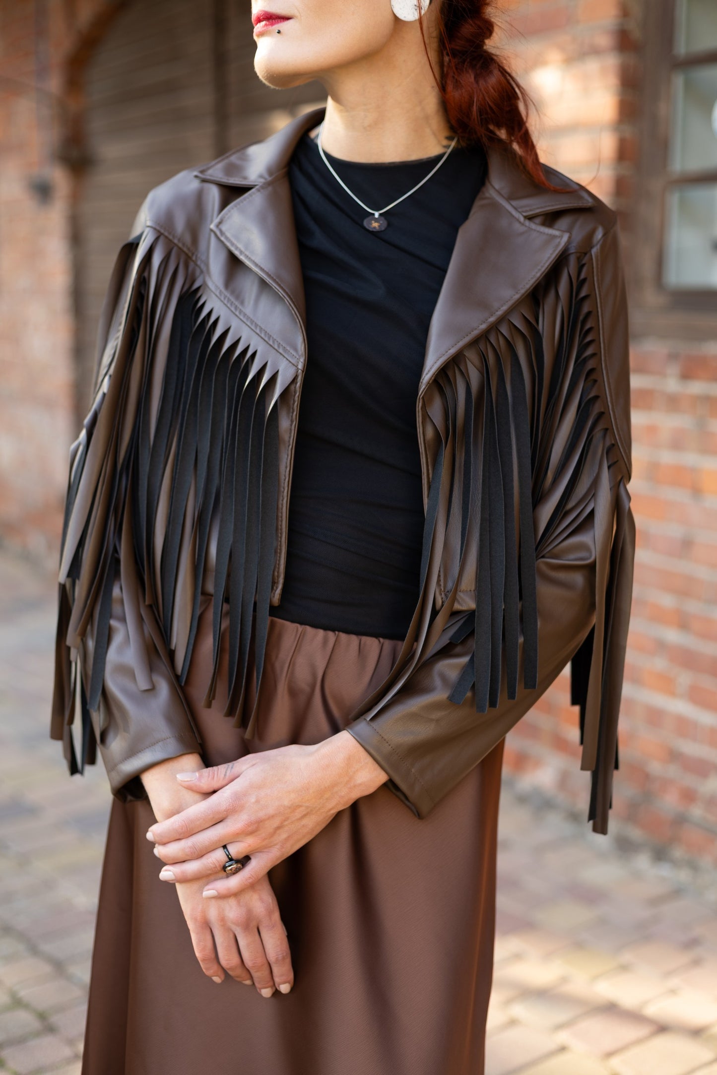 Jaka ar skarām - tumši brūna