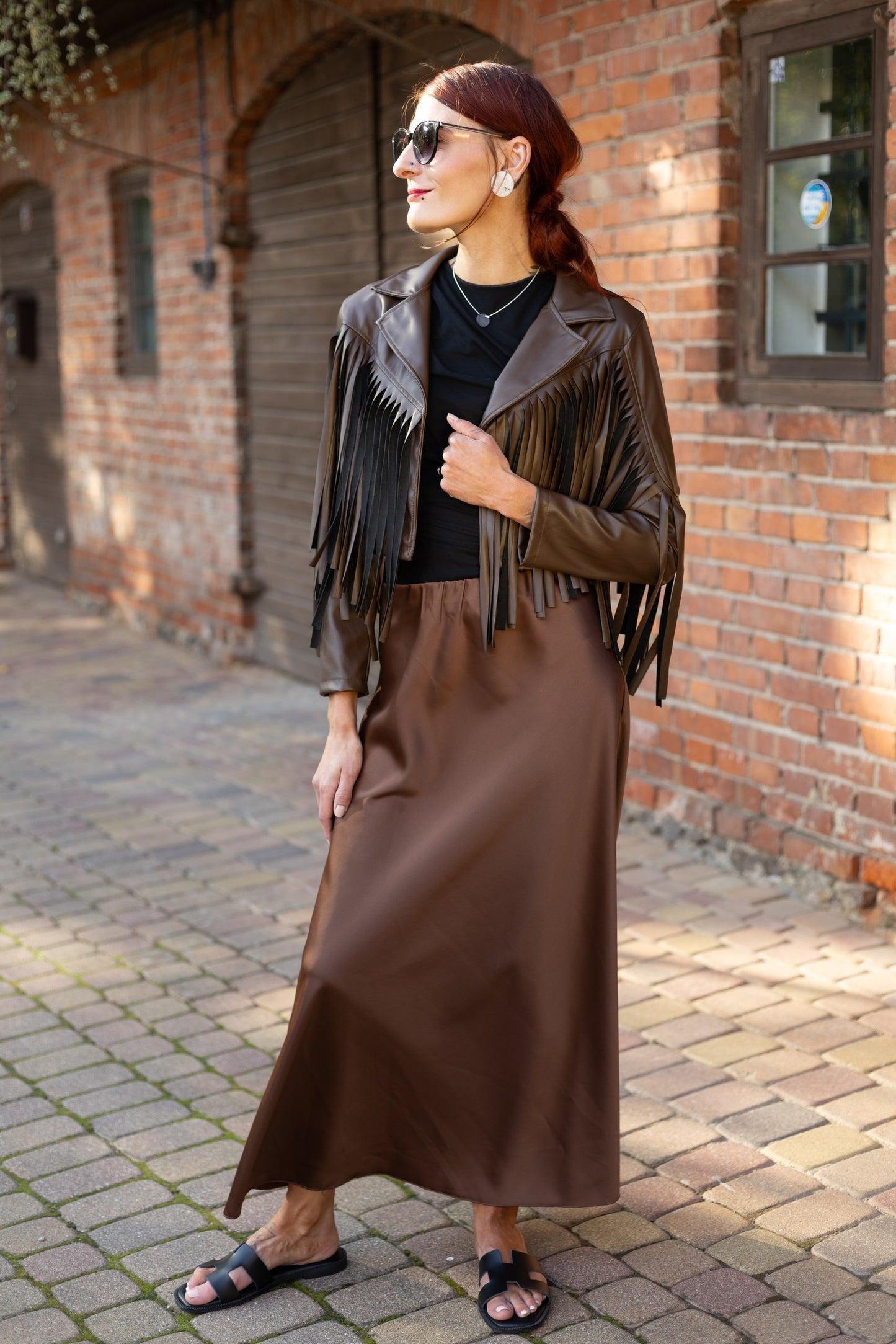 Jaka ar skarām - tumši brūna