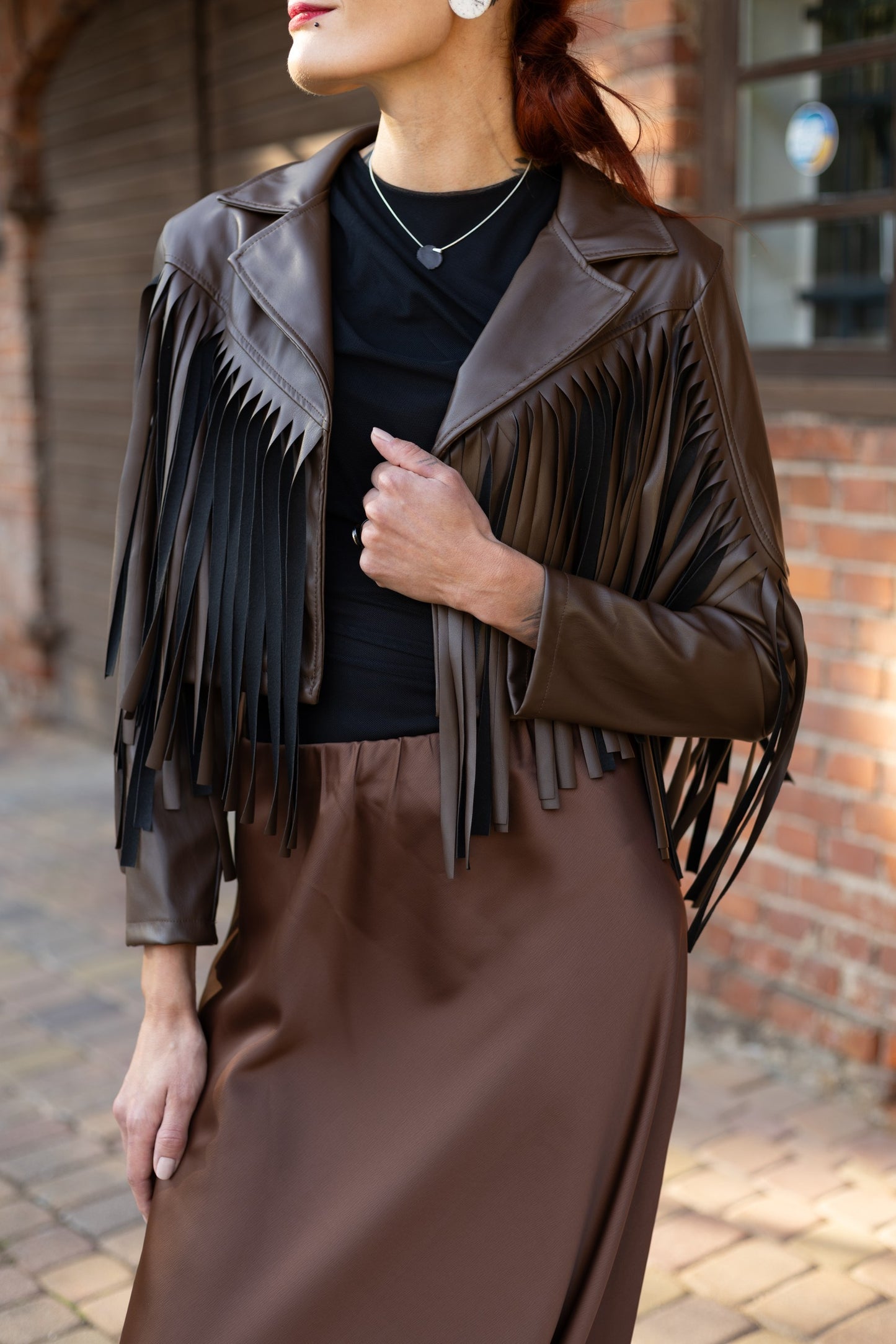 Jaka ar skarām - tumši brūna