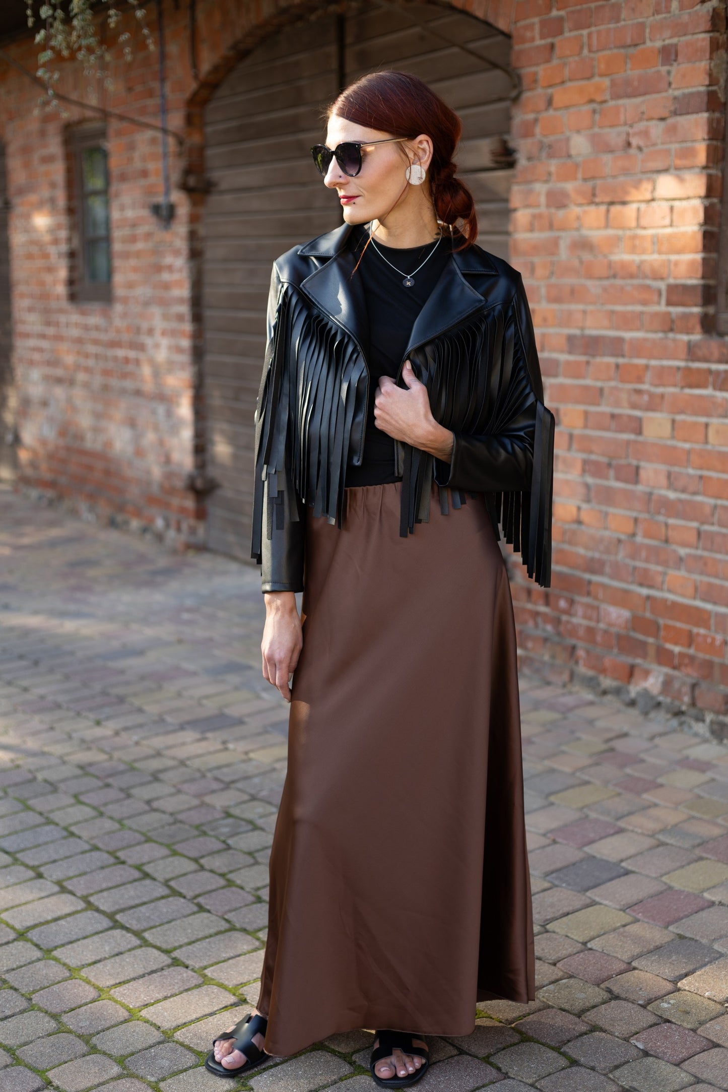 Jaka ar skarām - melna